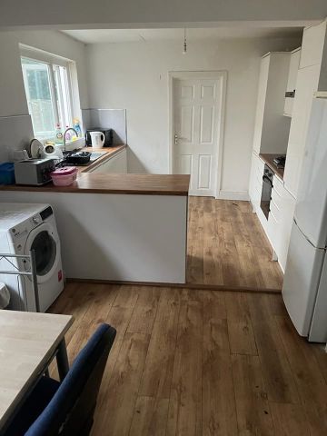 Room in a Shared House, Atherley Road, SO15 - Photo 3