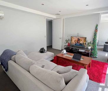 Modern spacious home - Photo 2
