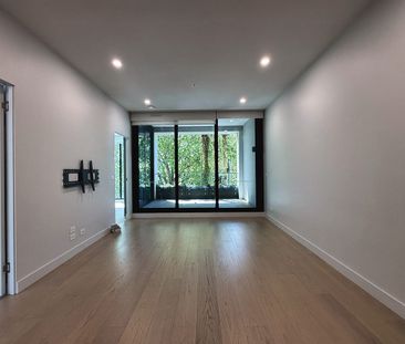 Leafy 2-Bed Apartment Opposite Surrey Gardens with Balcony & Parking - Photo 4