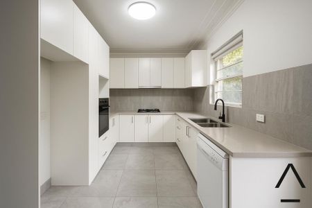 Modern two-bedroom apartment in one of Kirribilli's most sought-after locations. - Photo 3