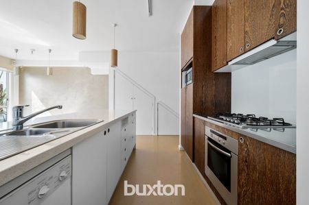 TWO BEDROOM WITH COURTYARD IN PORT MELBOURNE! - Photo 2