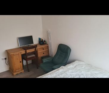 Room in a Shared House, Hoylake Gardens, CR4 - Photo 3