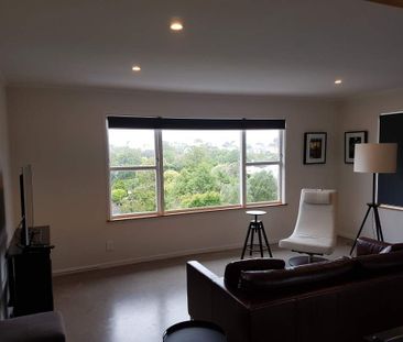 Charming 3-Bedroom Upstairs Apartment with Stunning Views in Remuera - Photo 1
