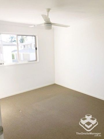 Spacious Townhouse with Double Garage & Private Courtyard For Rent !! - Photo 3