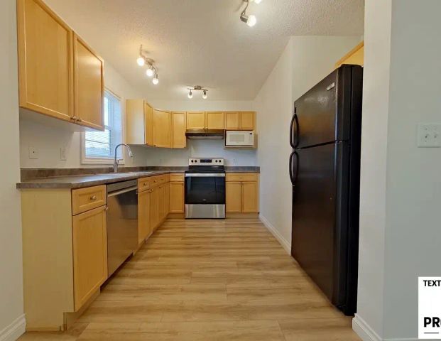 2 Bed / 1.5 Bath End Unit Townhouse with Garage in SW Edmonton — 2 Bedrooms Townhouse - Photo 1