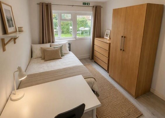 Studio Flat, St Leonards Gardens, TW5 - Photo 1