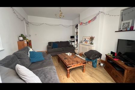 Room in a Shared House, London, SW20 - Photo 2