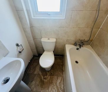 3 bedroom flat to rent - Photo 4