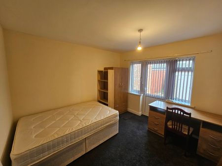 7 Bed Student Accommodation - Photo 2