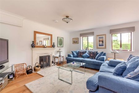 An extremely spacious and well laid out family home to rent in the sought after Berkshire village of Inkpen. - Photo 3