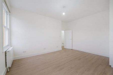3 bedroom flat to rent - Photo 2