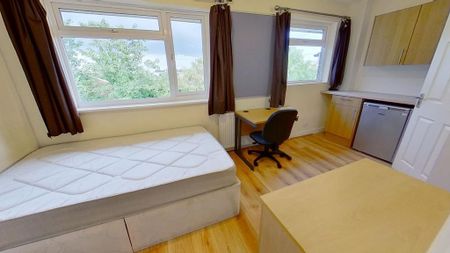 1 bedroom in a house share to rent - Photo 2