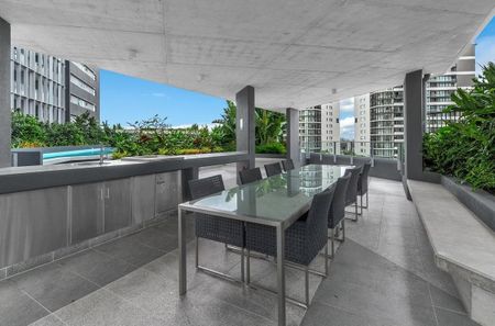 SKYRING APARTMENTS - LARGE 2 BEDROOM APARTMENT WITH STUNNING VIEWS - Photo 2