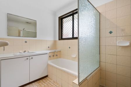 Family Home in Quiet Street - Photo 4