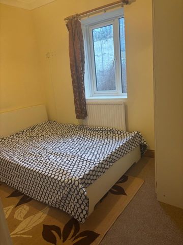 Room in a Shared House, Bedford Place, CR0 - Photo 2