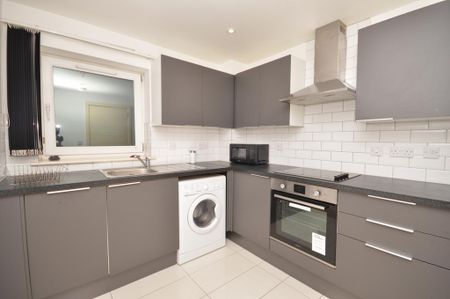 3 bedroom flat to rent - Photo 3