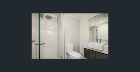 Light filled corner apartment with sweeping golf course views - Photo 5