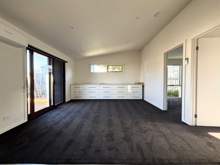 Dual Living!- 4 bedroom 2 bathroom and 2 kitchens! - Photo 5