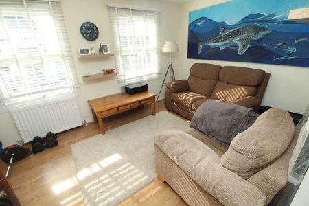 Pollys Yard, Newport Pagnell, MK16 - Photo 3