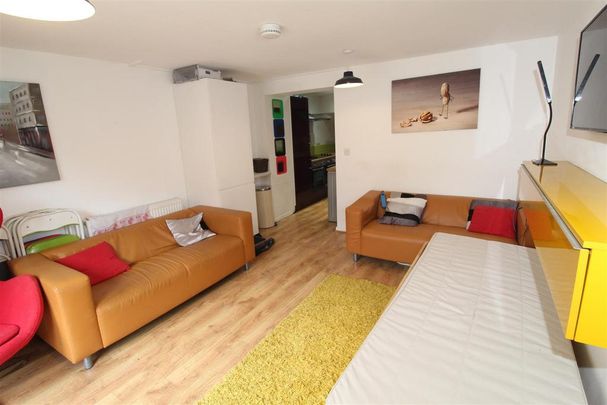 6 bedroom private hall to rent - Photo 1