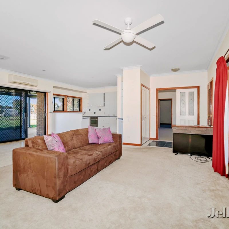 5 Bed, 2 Bath - Photo 1