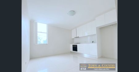 large 1 bedroom split level apartment - Photo 2