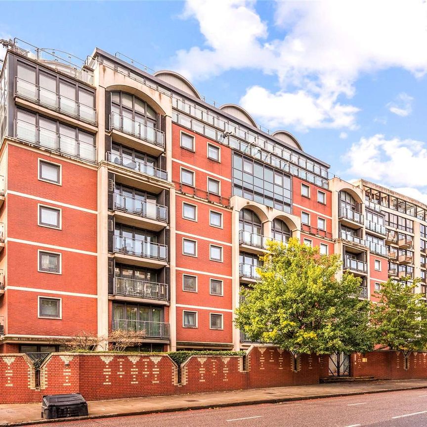 This excellent lateral flat overlooking Regents Park offers a wonderful family home. - Photo 1