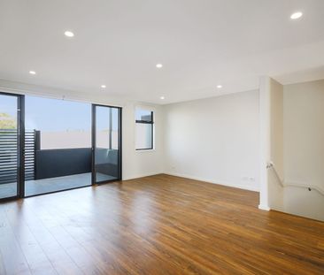 Stunning Two Bedroom Townhouse - Photo 3