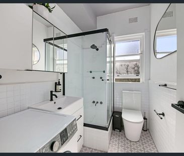 Stylish Two-Bedroom Apartment with Stunning Water Views - Photo 5