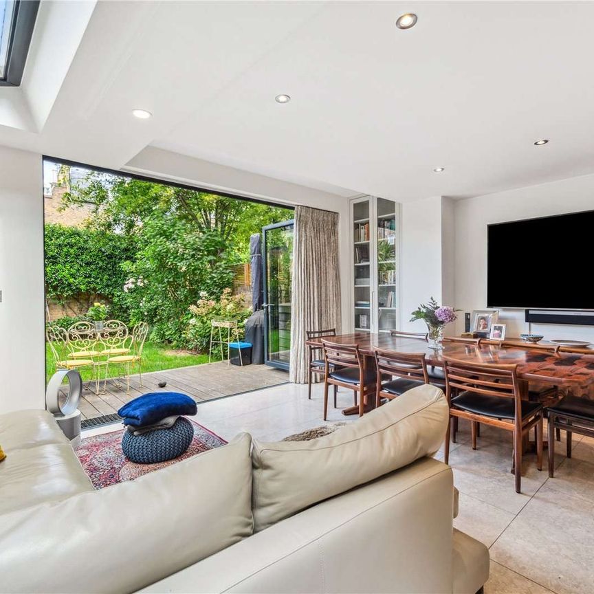 A charming four bedroom house with a fantastic garden. - Photo 1