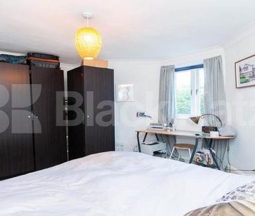 Beautiful one double bedroom set in a period conversion - Photo 5