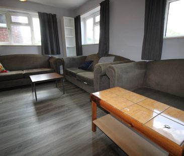 7 Bed Semi-Detached House, Richmond Gardens, SO17 - Photo 2