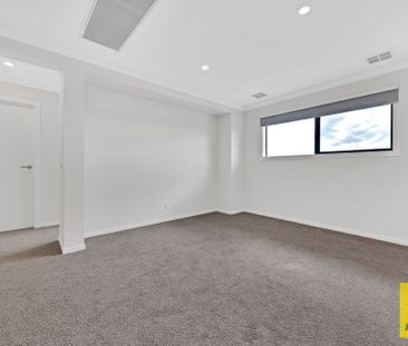 Spacious Double-Storey Home for the Growing Family! - Photo 5