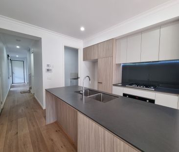 Spacious & Stylish Townhouse in Quiet Court Location - Photo 6