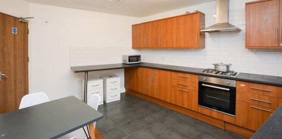 1 bedroom in a house share to rent - Photo 2