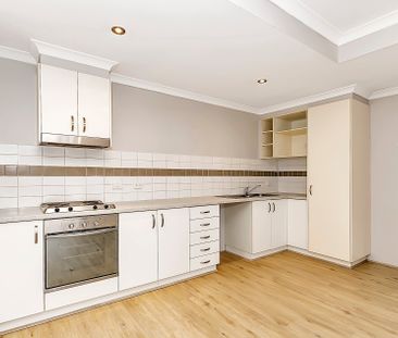 Low maintenance bottom floor apartment - Photo 3