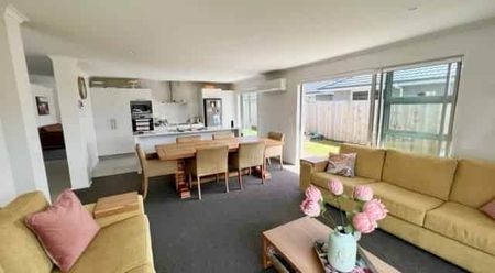 IMMACULATE FAMILY HOME IN GREAT LOCATION - Photo 3