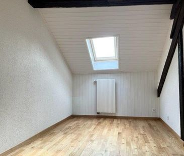 Charmant appartement entièrement rénové de 3 pièces dans les combles - Photo 2