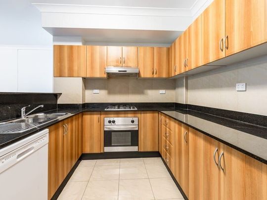 Superb Location, Oversized Refreshed Three Bedroom Apartment 5 Min Walk to Strathfield Station! - Photo 1