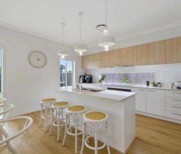 Luxury Living Awaits – Nearly New Home with Pool in a Prime Location ! - Photo 6