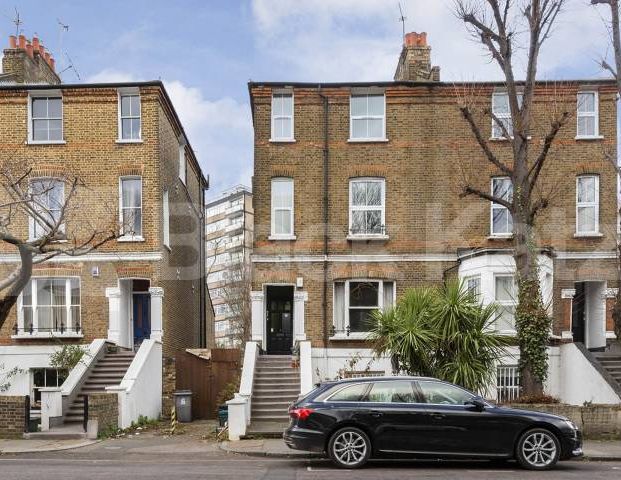 spacious and newly renovated 3 bedroom property within an period building - Photo 1