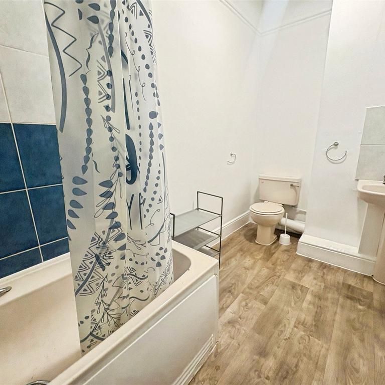 3 bedroom flat to rent - Photo 1