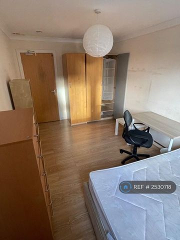 1 bedroom in a flat share to rent - Photo 4