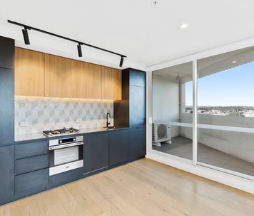 Spacious Light Filled Apartment ! - Photo 3