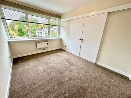 3 bedroom flat to rent - Photo 4