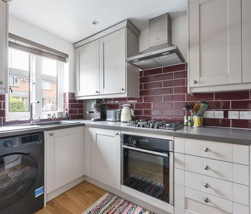 Grove End , E18 2LE - Photo 2