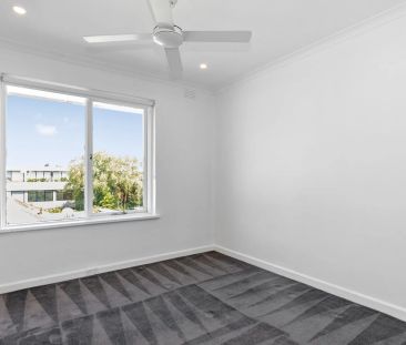 Spacious Top Floor Apartment! - Photo 1