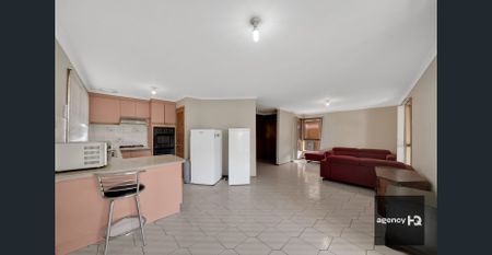 Stunning Family Home in Altona Meadows! - Photo 2