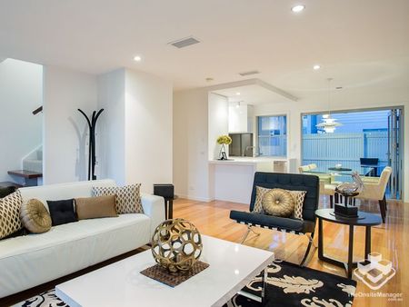 Spacious and Stylish Townhouse, Lessor would pay for the gardening - Photo 5