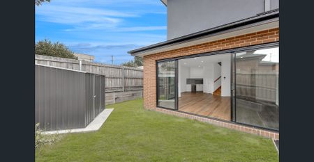 Space, Style & Convenience in a Premium Locale - Photo 4